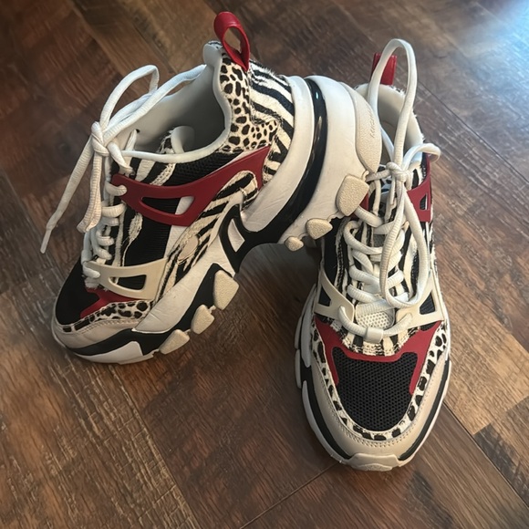 Stylish Red and Black Animal Print Sneakers - Picture 3 of 5